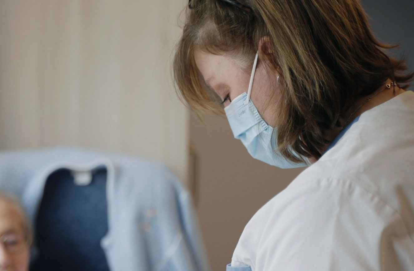 Découvrez le métier de soignant au CHC: Cécile, infirmière en gériatrie