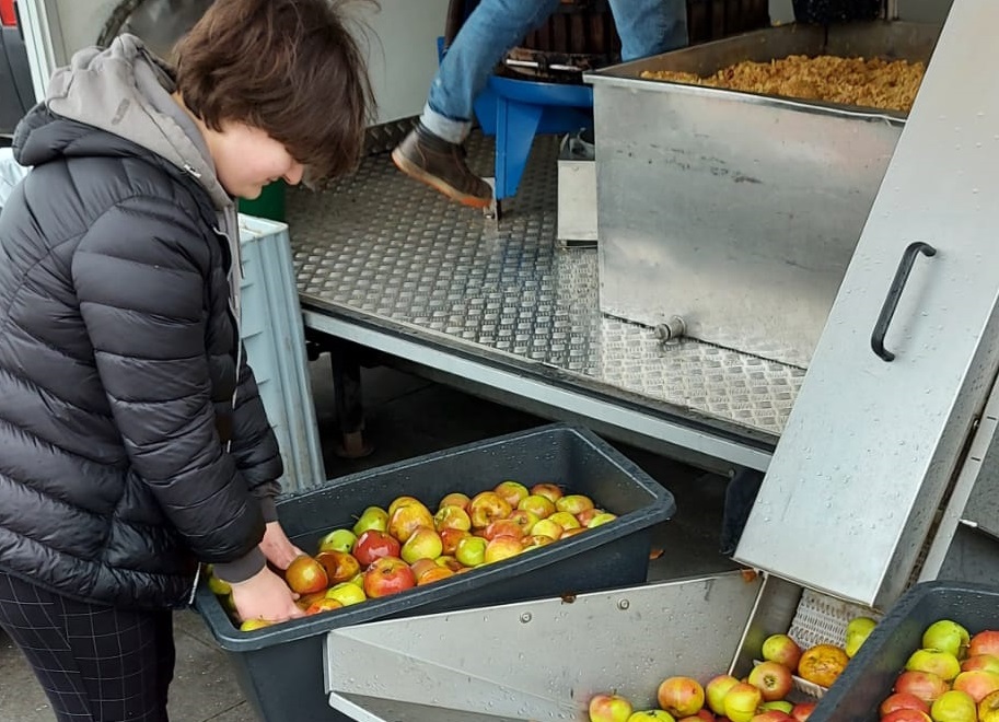 Vente de jus de pomme organisée par les enfants de pédiatrie