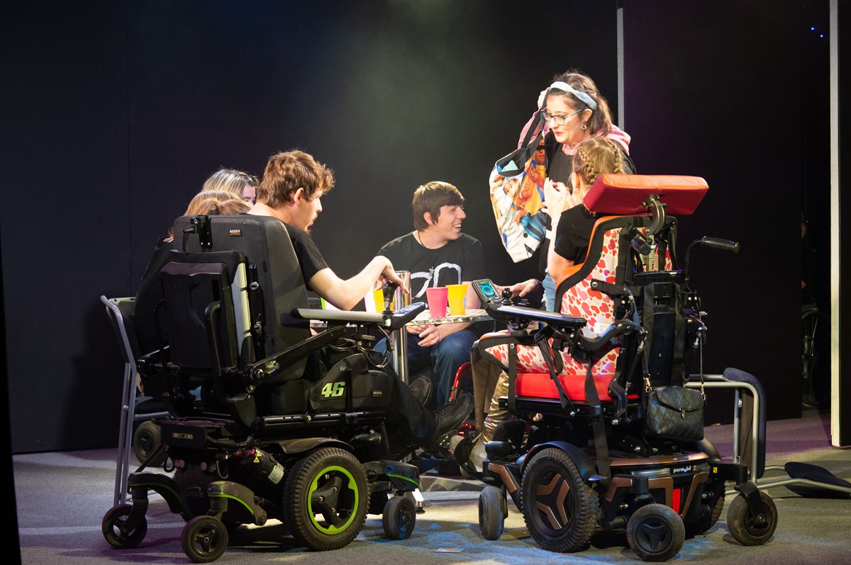 Ensemble, au théâtre