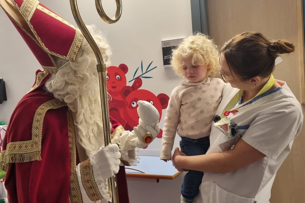  Visite de Saint-Nicolas en pédiatrie